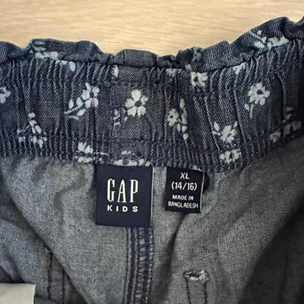 ✨ GAP Dark Blue Floral Kids Shorts